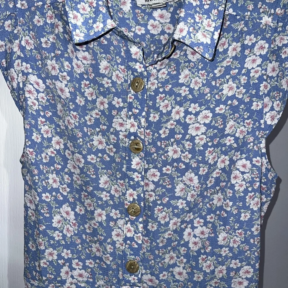 Monteau Los Angeles Button Front Midi Dress in Blue Floral - Picture 13 of 13